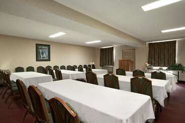 هتل Days Inn By Wyndham Huntington