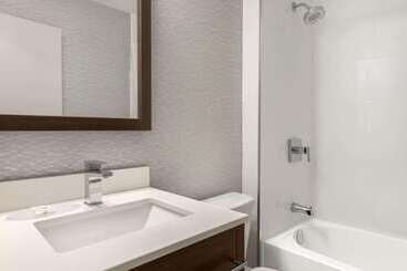 هتل Days Inn By Wyndham Kingston