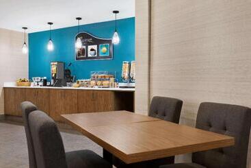 هتل Days Inn By Wyndham Kingston