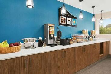 هتل Days Inn By Wyndham Kingston
