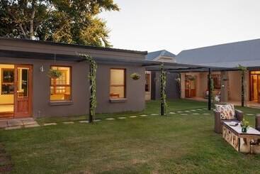 هتل De Zeekoe Guest Farm