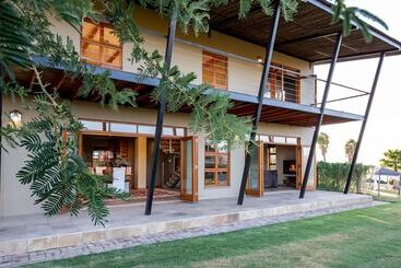 هتل De Zeekoe Guest Farm