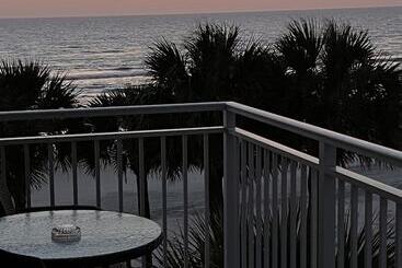 هتل Flamingo Inn Beachfront