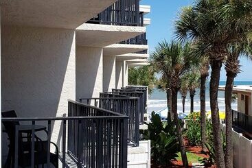هتل Flamingo Inn Beachfront