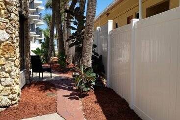 هتل Flamingo Inn Beachfront
