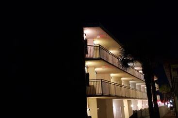 هتل Flamingo Inn Beachfront