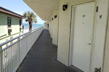 هتل Flamingo Inn Beachfront