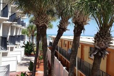 هتل Flamingo Inn Beachfront