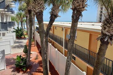 هتل Flamingo Inn Beachfront