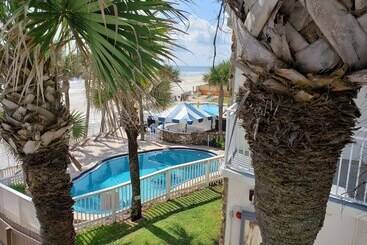هتل Flamingo Inn Beachfront