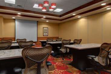 هتل Hilton Garden Inn Milwaukee Airport