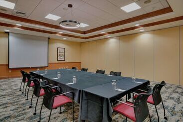 هتل Hilton Garden Inn Milwaukee Airport