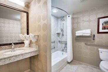 هتل Hilton Garden Inn Milwaukee Airport