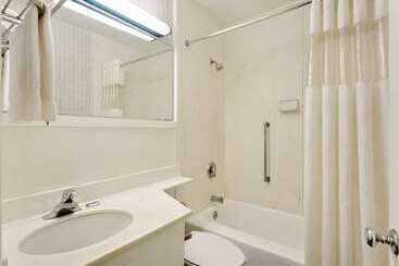 هتل Knights Inn Madison Heights