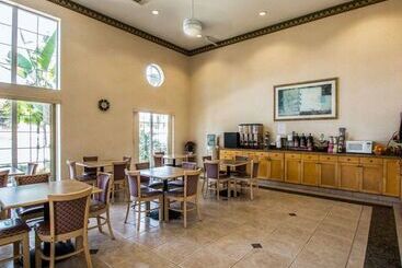 هتل Rodeway Inn Oceanside Marina