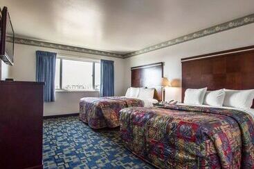 هتل Rodeway Inn Oceanside Marina