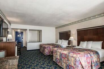 هتل Rodeway Inn Oceanside Marina
