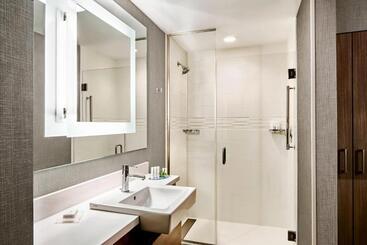 هتل Springhill Suites By Marriott Lake Charles