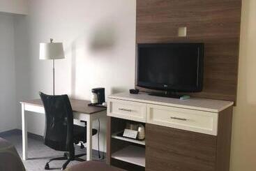 هتل Super 8 By Wyndham Manchester Airport