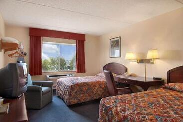 هتل Super 8 By Wyndham Manchester Airport