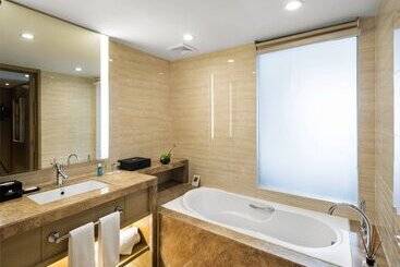 The La Hotel 新世界伟瑞酒店