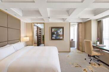 The La Hotel 新世界伟瑞酒店