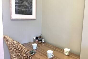 تختخواب و صبحانه Bythesea Guest House