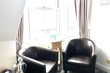 تختخواب و صبحانه Bythesea Guest House