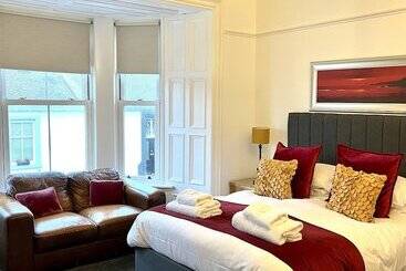 تختخواب و صبحانه Bythesea Guest House