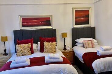 تختخواب و صبحانه Bythesea Guest House