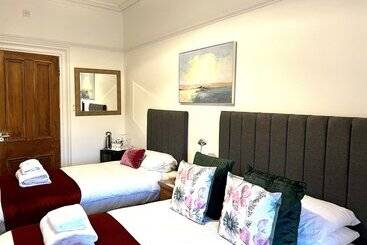 تختخواب و صبحانه Bythesea Guest House