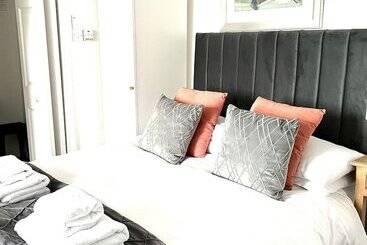 تختخواب و صبحانه Bythesea Guest House