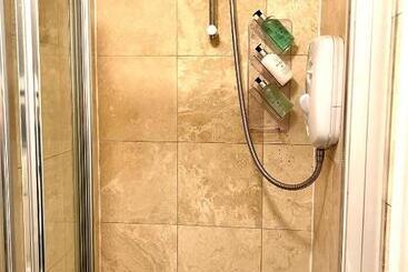 تختخواب و صبحانه Bythesea Guest House