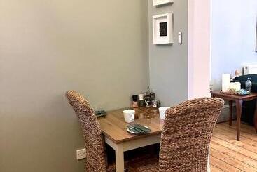تختخواب و صبحانه Bythesea Guest House
