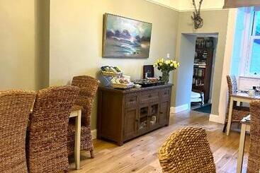 تختخواب و صبحانه Bythesea Guest House