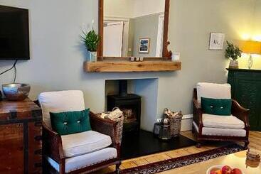 تختخواب و صبحانه Bythesea Guest House