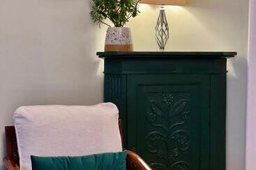تختخواب و صبحانه Bythesea Guest House