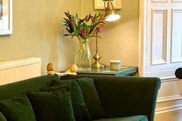 تختخواب و صبحانه Bythesea Guest House