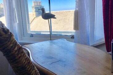 تختخواب و صبحانه Bythesea Guest House