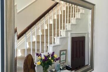 تختخواب و صبحانه Bythesea Guest House