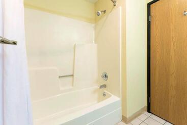 هتل Days Inn By Wyndham Mount Vernon