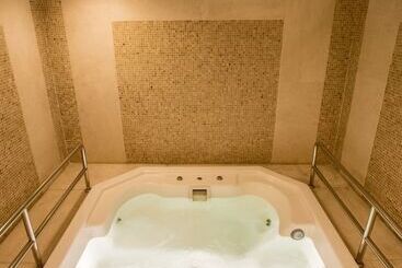 Hope Land Hotel 46/1