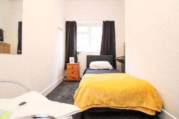 تختخواب و صبحانه Pebbles Guest House