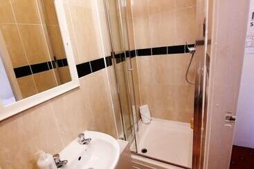 تختخواب و صبحانه Pebbles Guest House