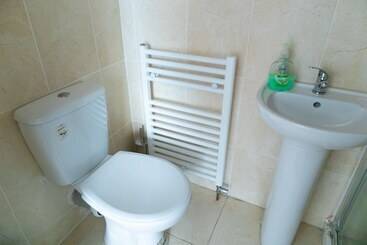 تختخواب و صبحانه Pebbles Guest House