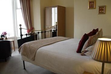 هتل Britannia Guest House