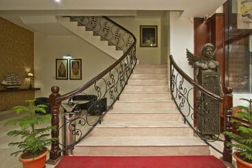 هتل Broadways Inn