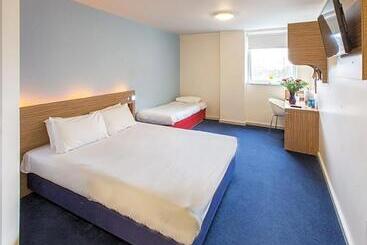 هتل Redwings Lodge Wolverhampton Central