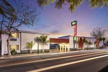 هتل Studio Inn & Suites At Promenade Downey