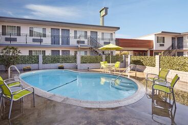 هتل Studio Inn & Suites At Promenade Downey